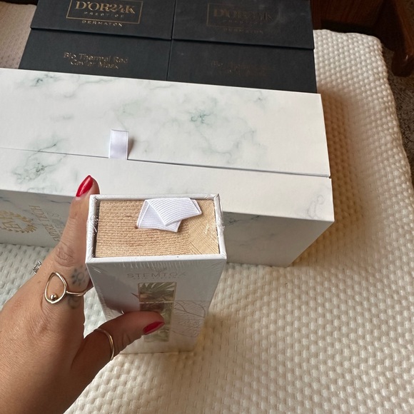 Marvelous Signature Skincare System - White and Gold - Picture 14 of 14